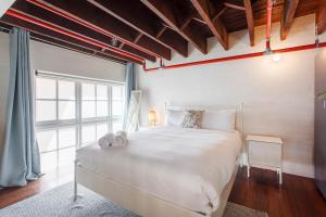 Tempat tidur dalam kamar di Jarrah Loftprime Location Freo Warehouse