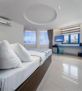 Postel nebo postele na pokoji v ubytování Lucia Beach Hotel
