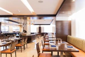 Zona de estar de Four Points by Sheraton Ahmedabad