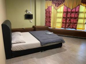 - une chambre avec un lit dans une pièce dotée de fenêtres dans l'établissement Hotel Lii View Labis, à Labis