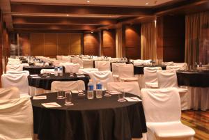 Zona business o sala de conferencias en Four Points by Sheraton Ahmedabad