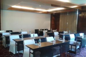 Zona de estar de Four Points by Sheraton Ahmedabad