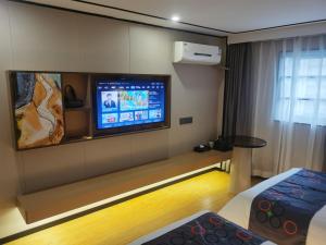 廣州的住宿－逸米米公寓(广州十三行一德路地铁站店)，配有电视、床和桌子的房间