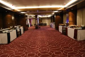 Un restaurante o sitio para comer en Four Points by Sheraton Ahmedabad