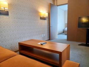 - un salon avec un canapé et une table basse dans l'établissement Migliore Hotel Seoul Myeongdong, à Séoul