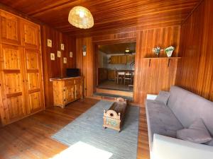 a living room with a couch and a table at Lignod - Appartamento con 2 Camere da Letto in Champoluc