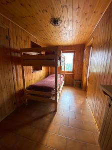 a small room with two bunk beds in a cabin at Lignod - Appartamento con 2 Camere da Letto in Champoluc
