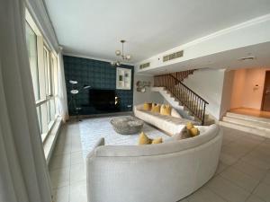 uma sala de estar com um sofá e uma escada em Dream Inn Apartments - Marina Quays em Dubai