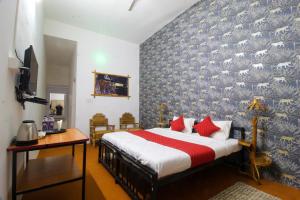 1 dormitorio con 1 cama y una pared azul y blanca en Saalwood Safari Lodge, en Dhanwār