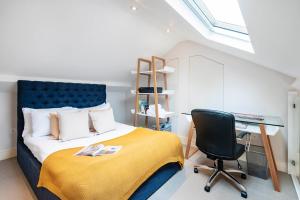 Schlafzimmer mit einem Bett, einem Schreibtisch und einem Stuhl in der Unterkunft ARCORE Premium Apartments Bloomsbury in London