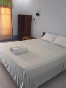 1 cama blanca grande en una habitación con ventana en Creative Homestay, en Gili Trawangan