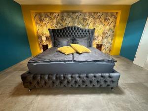 1 cama con 2 almohadas amarillas en una habitación en Palais -MehrGehtNicht-Maisonette, en Großweitzschen