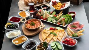 una mesa con un montón de aperitivos y tazones de comida en Edwin Plus Hotel, en Estambul