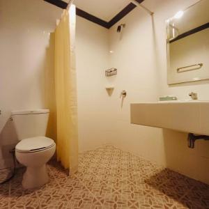 ein Badezimmer mit Toilette und Waschbecken in der Unterkunft Sawasdee Apartment Patong in Patong Beach