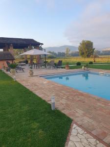 Bazén v ubytování Agriturismo Tenuta Filippi nebo v jeho okolí