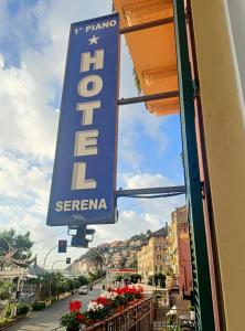 ein Schild für ein Hotel an der Seite eines Gebäudes in der Unterkunft Hotel Serena in Arenzano