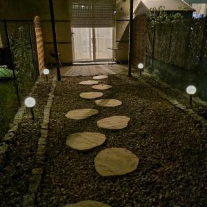 einen Garten mit Felsen und Lichtern auf dem Boden in der Unterkunft Apartamenty Green Garden in Ratibor