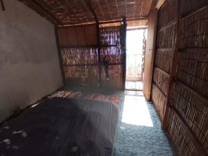 een kamer met een bed in een kamer met een raam bij Michael's House in Nuweiba