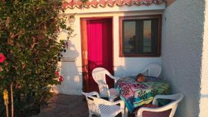 a table and chairs on a porch with a window at Willkommen im Paradies - Welcome in Paradise - Bienvenidos al paraíso in La Matanza de Acentejo