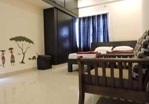 sypialnia z łóżkiem i drzewem na ścianie w obiekcie SAN DE Stay and Banquet Hall w mieście Selam