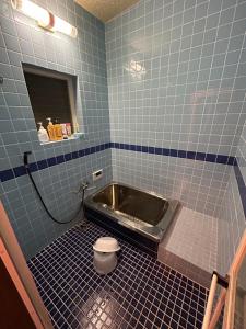 Uma casa de banho em 高島市一棟貸切 貸別荘グループファミリーok 大人数でご利用だとお得連泊がお得