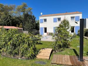 Κήπος έξω από το Maison Oléron avec piscine