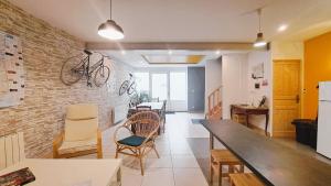 a kitchen and dining room with a bike on the wall at Gite étape pour amoureux du vélo Azay centre 12p. in Azay-le-Rideau