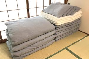 阿蘇的住宿－Gentou - Vacation STAY 28719v，坐在房间里堆叠的毯子