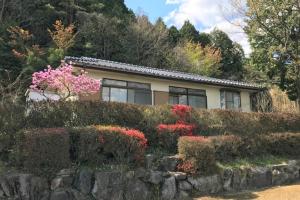 uma casa com algumas flores em frente em Gentou - Vacation STAY 28719v em Aso