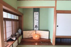 um quarto com uma mesa com um quadro na parede em Gentou - Vacation STAY 28719v em Aso
