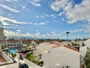 vistas a la piscina desde el balcón de un complejo en Sunshine Daydream Apartment Costa Adeje, en Playa Fañabe