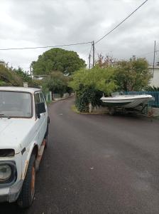 um camião branco estacionado numa estrada com um barco num reboque em Teo's 2 persons Studio Deluxe B2 em Patra
