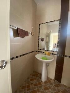 y baño con lavabo y espejo. en Baanmai, Chiangrai House en Ban Pa Tung (7)