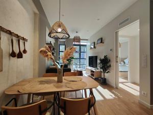 a kitchen and dining room with a table and chairs at Mr luxury Born 1BR Apartment With Balcony in Barcelona