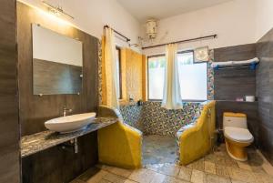 bagno con lavandino e servizi igienici di Jungle King Resort a Kanha