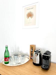 einen Tisch mit einer Brille und einer Kaffeemaschine in der Unterkunft morand I Apartments in Salzburg