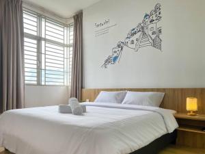 - une chambre avec un grand lit blanc et une fenêtre dans l'établissement Sunset view Homestay near Lake Garden w/ Swimming pool, à Taiping