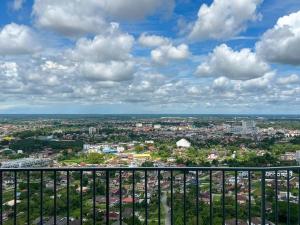 une vue sur une ville sous un ciel nuageux dans l'établissement Sunset view Homestay near Lake Garden w/ Swimming pool, à Taiping