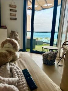 a bedroom with a bed and a view of the ocean at Apartamento Villa Bruno con vistas al mar, primera línea de playa in Cotillo