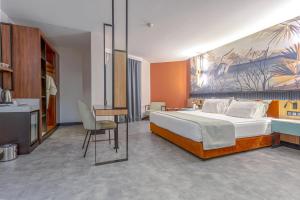 Pokój hotelowy z łóżkiem, biurkiem i kuchnią w obiekcie Best Western Plus Khan Hotel w mieście Antalya