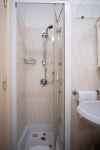 un baño con ducha y lavabo en Dimora Bruno e Rubina (centrale a Capri), en Capri 20 fotos más