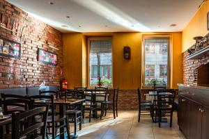 A restaurant or other place to eat at Do Step Inn Home - Hotel & Hostel