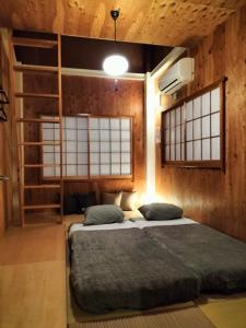 Кровать или кровати в номере Vacation"Ninja"house Secretbase near Asakusa