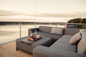 - soggiorno su una barca con divano di TRAUMZEITBOOT auf dem Scharmützelsee Bad Saarow a Bad Saarow