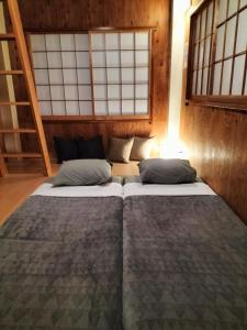 Кровать или кровати в номере Vacation"Ninja"house Secretbase near Asakusa
