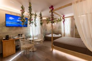 um quarto com uma cama de dossel e uma banheira em Suite Dreams Montecatini em Montecatini Terme