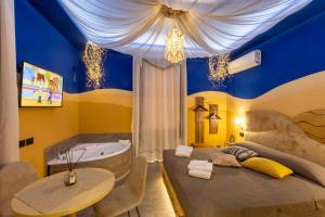 蒙特卡蒂尼泰爾梅的住宿－Suite Dreams Montecatini，带浴缸和床的大型浴室