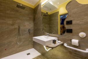A bathroom at Suite Dreams Montecatini