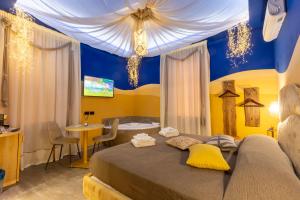 A bed or beds in a room at Suite Dreams Montecatini