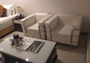salon z kanapą i stolikiem kawowym w obiekcie Swarg Exotica Bihar w mieście Samastīpur